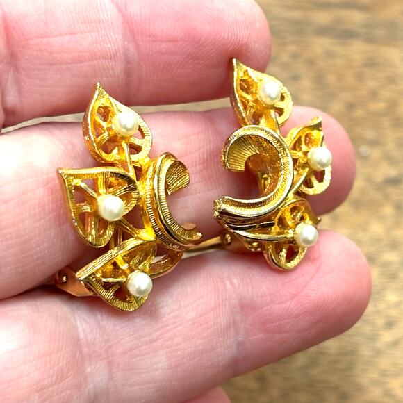 Vintage mid century clip on earrings gold & faux pearls classic feminine luxury - Picture 4 of 4